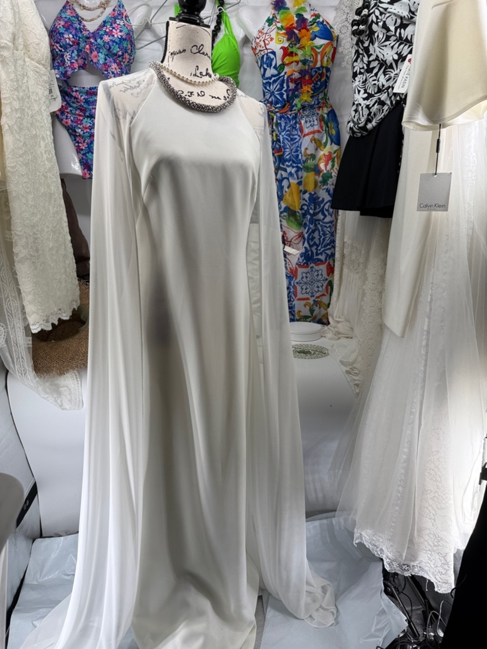 Elegant White Lace Cape-Sleeve Evening Dress size 6 Calvin Klein